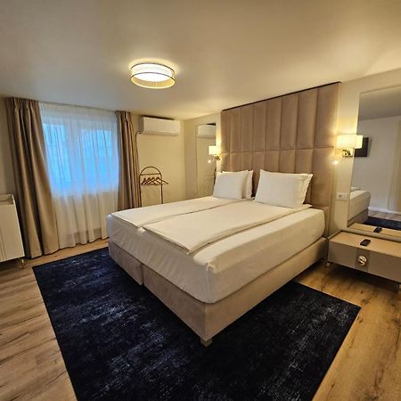 Hotel Queen Ramnicu Valcea Exterior photo